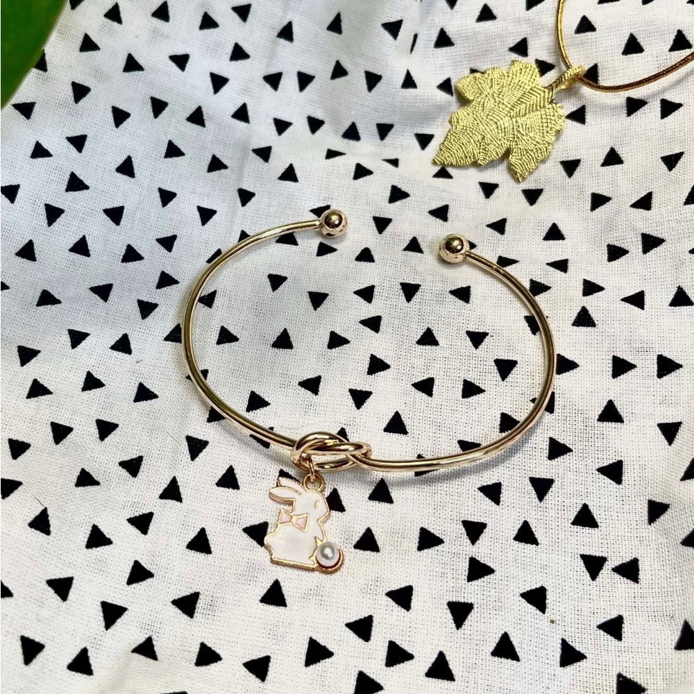Adjustable bunny bracelet